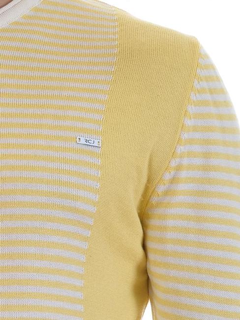 Мъжки пуловер с остро деколте на жълти ленти