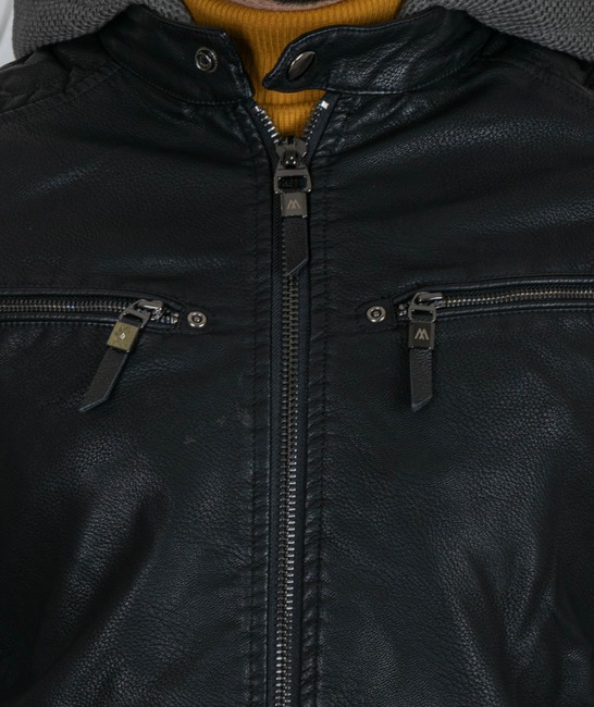Мъжко зимно черно яке с качулка от еко кожа