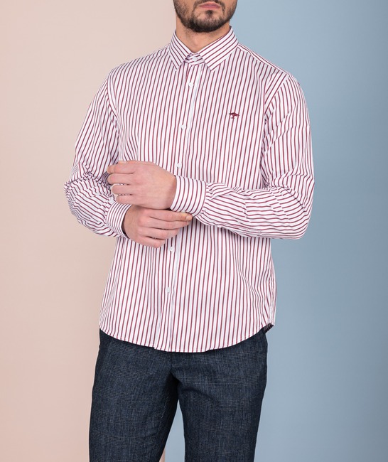 Раирана мъжка риза бяла с райе цвят бордо с малко лого