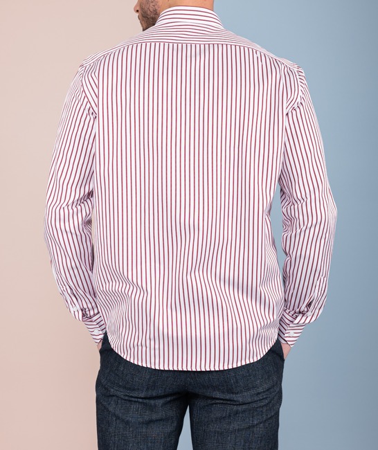 Раирана мъжка риза бяла с райе цвят бордо с малко лого