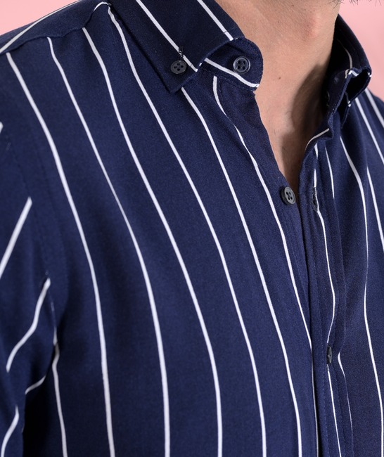 Тъмно синя раирана мъжка риза с къс ръкав