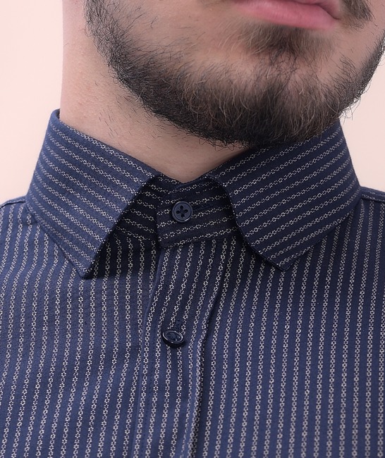 Раирана мъжка риза в цвят индиго на малки точки