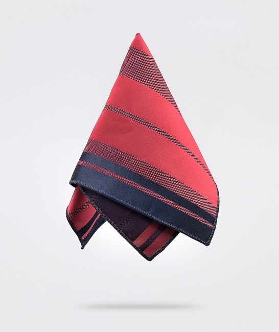 Стилна червена вратовръзка на вертикални ленти